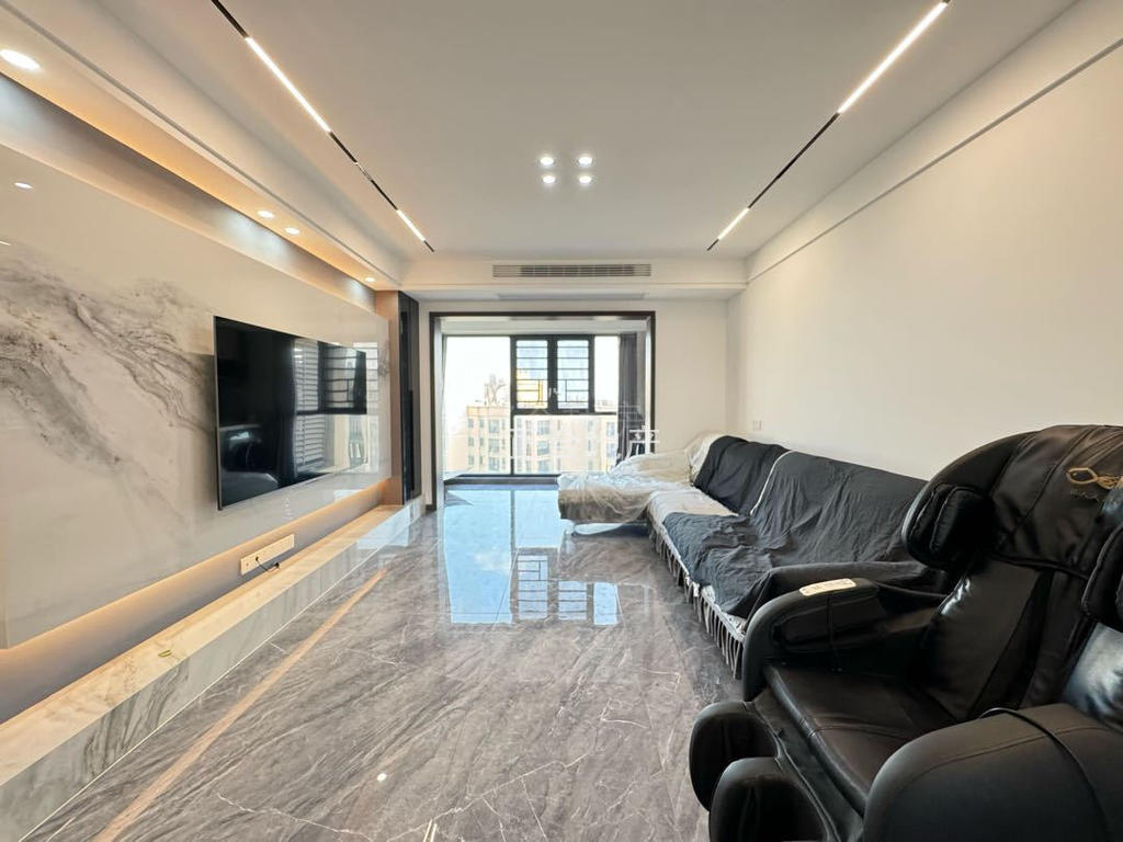 业主亏本诚心出售 ，城南，南国明珠 ，电梯好楼层，全屋品牌装修，户型好。精装四房