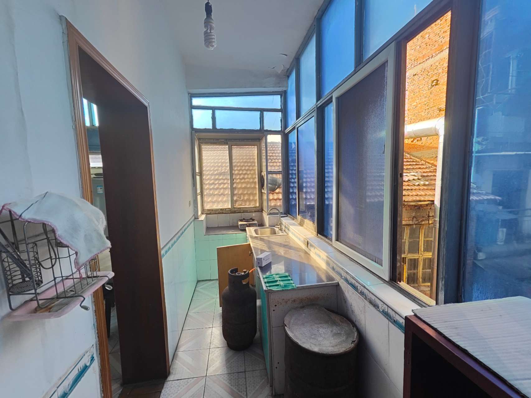 商城后面红旗电影院附近，步梯好楼层三个房间，便宜的吓人