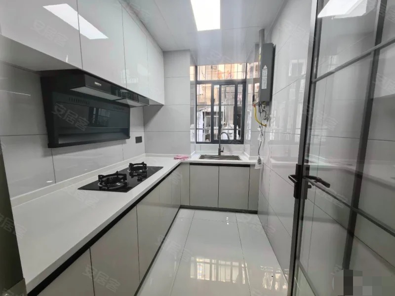 环球钟心旁，一楼带院子，银鑫小区，精装三房两厅两卫，养老陪读，证满二，手付1万