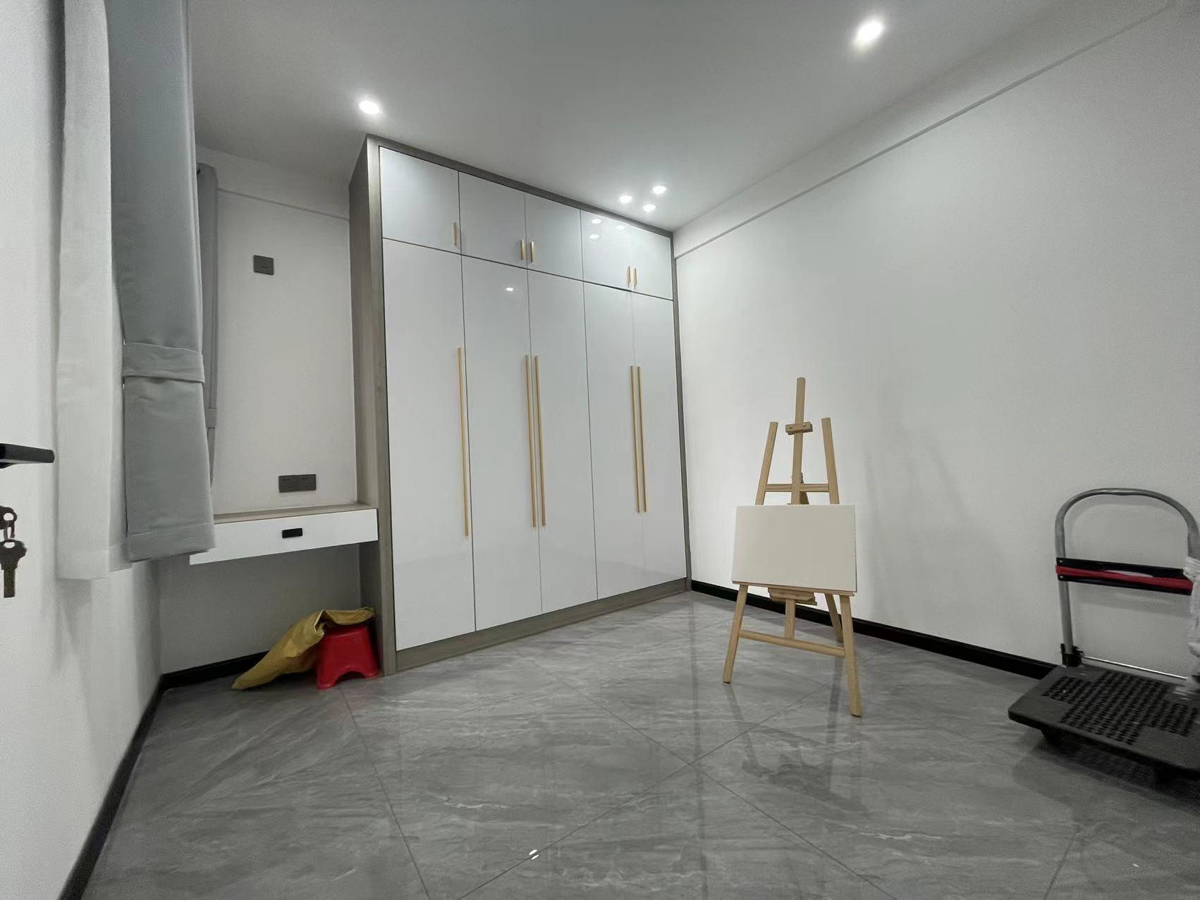 湖景房，9.9成新，基本未住，电梯好楼层，精装三房