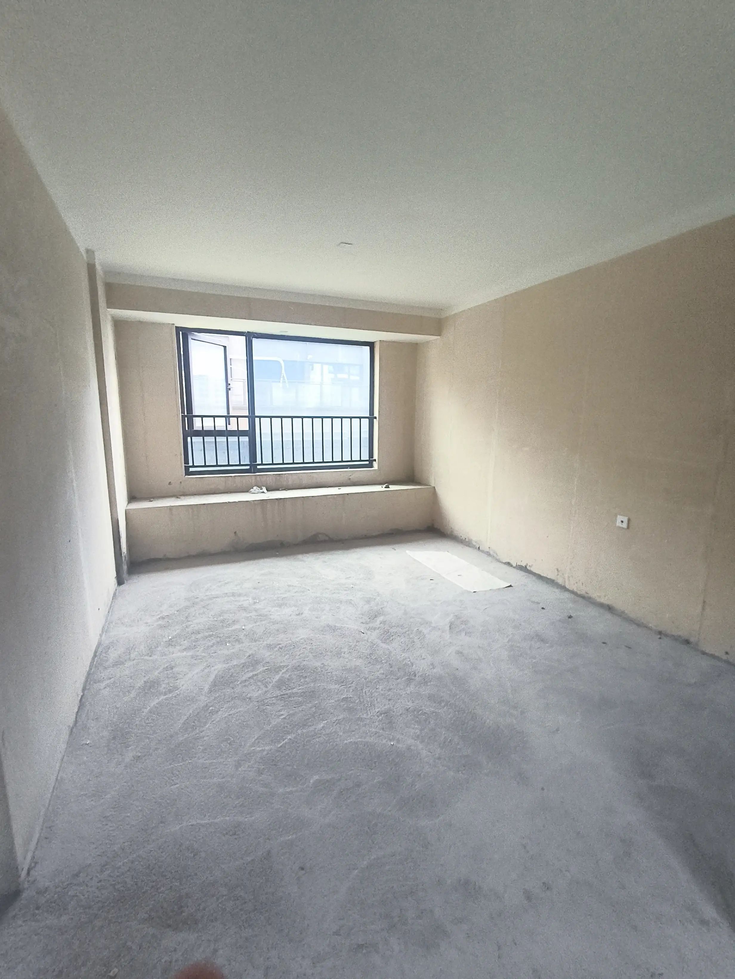 城南，吾悦，业主急卖，毛坯三房，诚心出售，价格可谈，