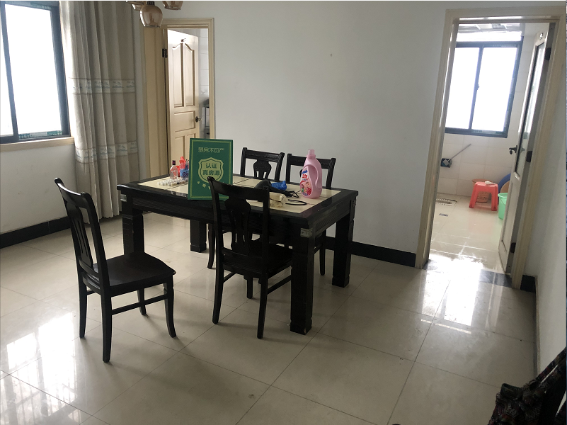 宏达小区车站对面大四房大阳台地段热闹出行方便