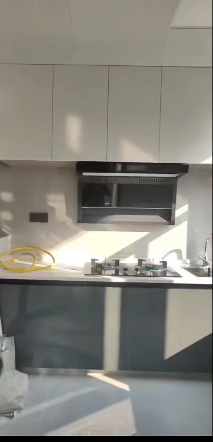 商城附近老三中旁，有院子，有停车位，步梯中层，精装修三房房，价格美丽，包营业税