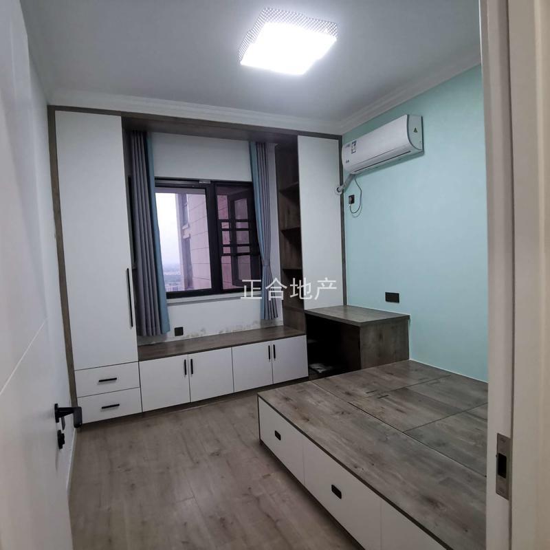 房东急售，城南稀缺户型，蓝天新城，电梯好楼层，精装三房，带车位