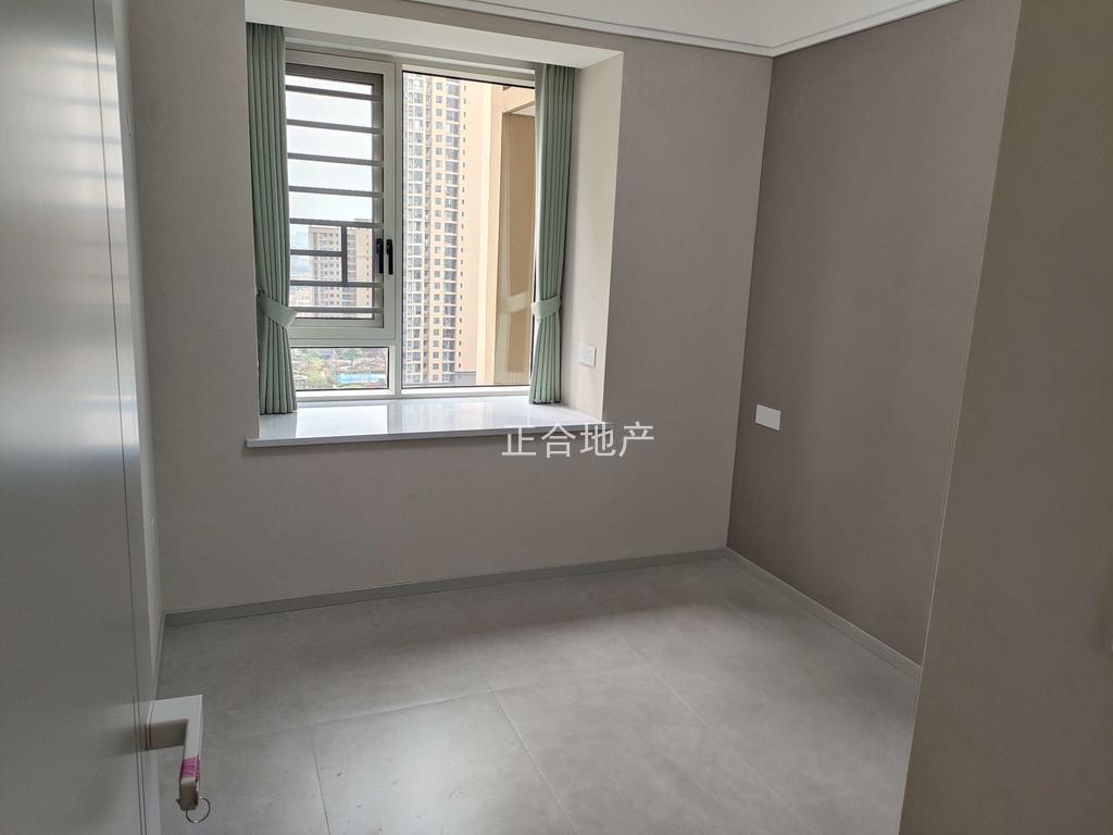 满庭春7期，全新装修，精装三房两卫，电梯好楼层，证满二，仙桃xiao学和三中