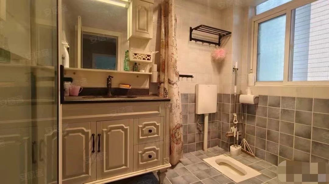 30，仙桃xiao学旁，精装三房，家电家具全送，证件满二，电梯中间楼层