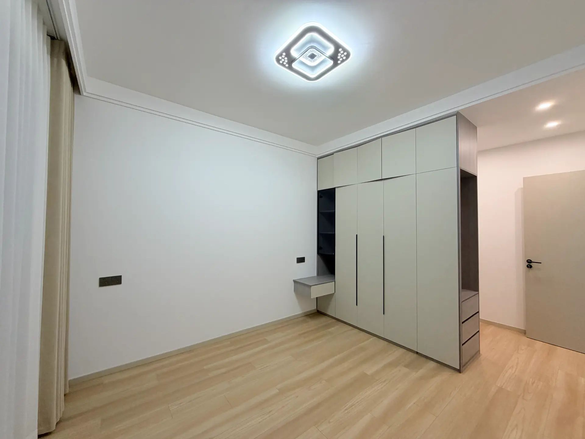 诚心出售，城南，南国明珠，‮主业‬自装，精装‮房三‬两卫，证满二