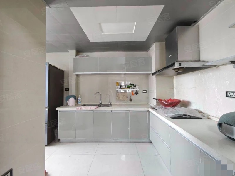 急售，商城附近，老三中旁，单价3900，精装3房2厅，电梯16楼