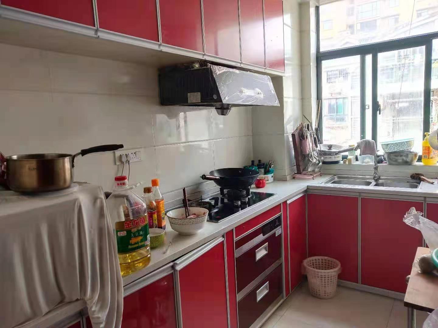 四中旁边步梯房，小区环境好，旁边是流潭公园，房间装修很温馨