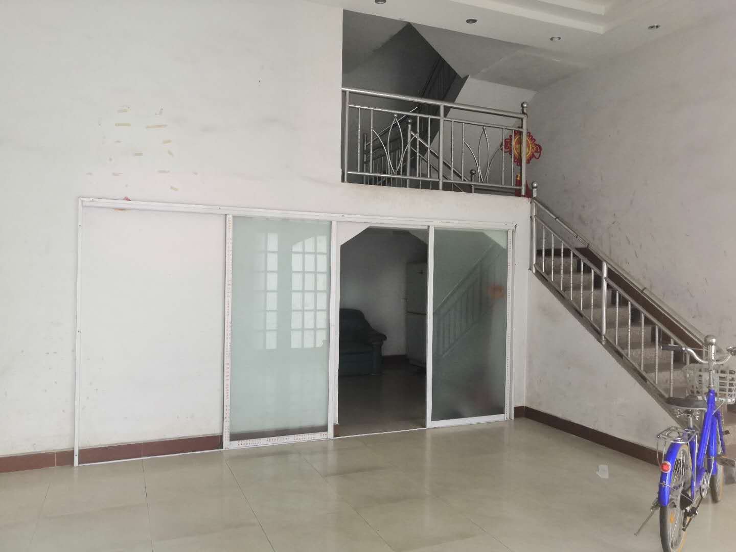 烟草路一巷私房出售 面积386平 有出场有车位 18间房 可用于出租