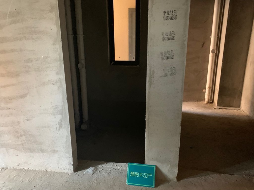 学府园新八中旁毛坯两房 自住均可！