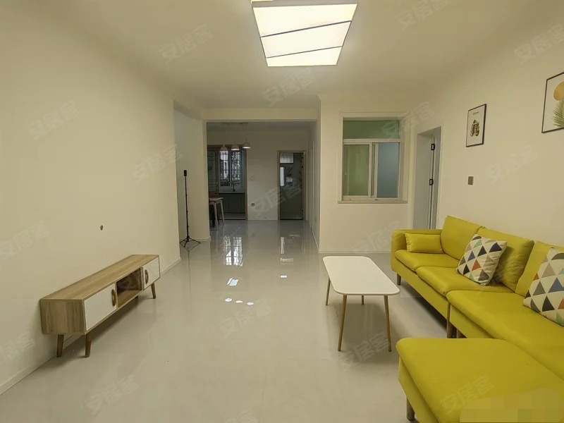 城南步梯二楼，精装大三房，单嫁2900，手富1个，月供1300，房龄新有院子停车