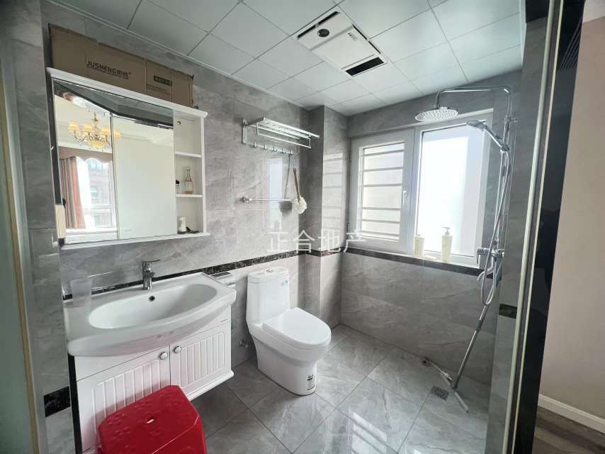 沔阳公园旁，新城壹号五期，电梯小高层。精装4房2卫，好楼层，房子在7楼，成色新，