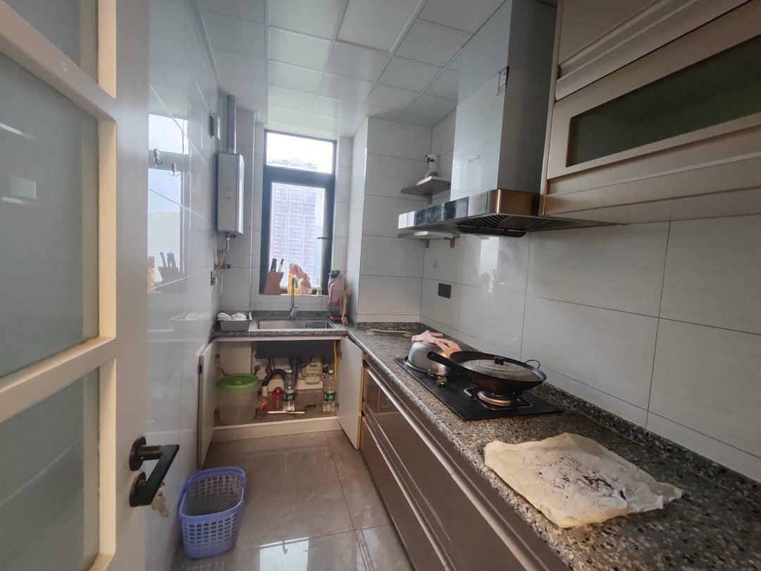 城西仙小附近，紫润尚城精装三房两卫，成色非常新，毛坯价出！