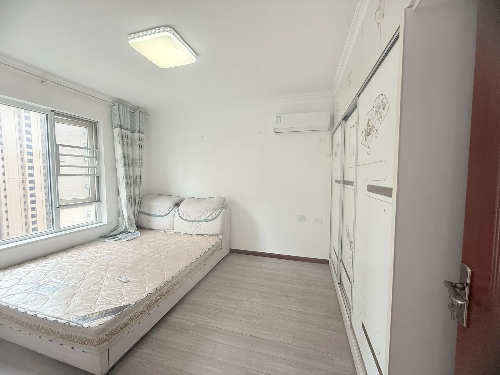 低价城西满庭春小三房，成色新好楼层拧包入住