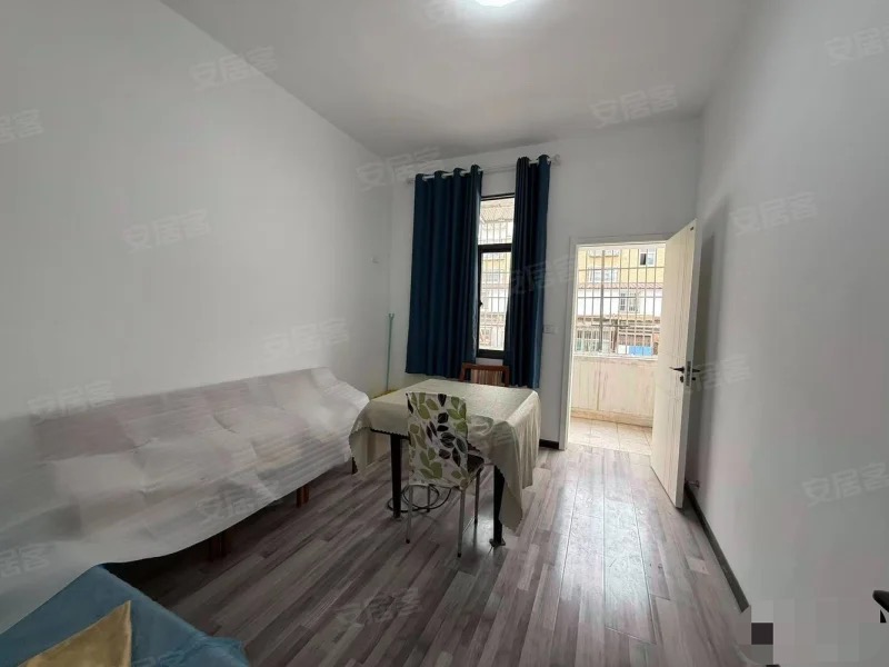 391，环球广场对面，步梯好楼层三楼，老证，三开间朝南，精装四房大院子好停车