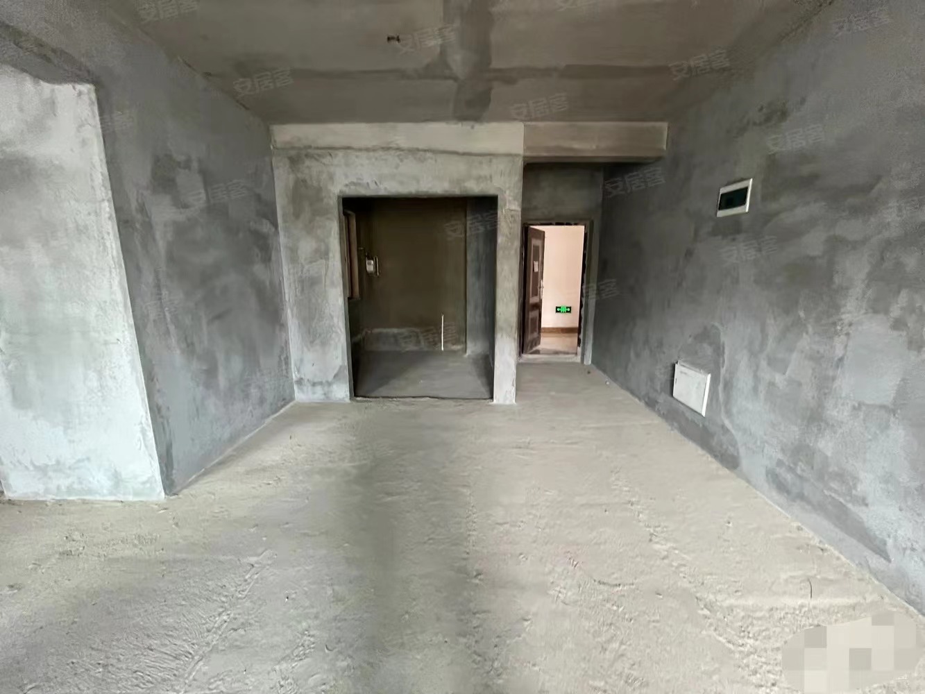 荣怀大三房，16楼好楼层，单价5800，还送储藏室，三开间朝南，户型好，急卖，证满二