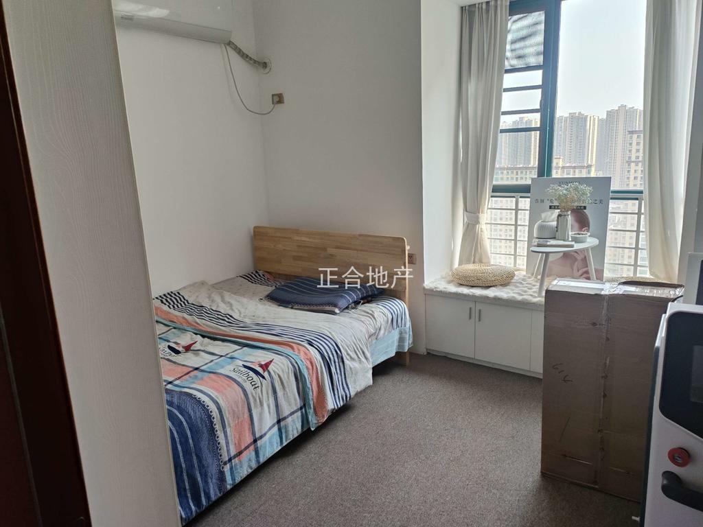 捡漏，新城壹号，精装大4房2卫，带车位，单价不到4400，保养九成新，证满二