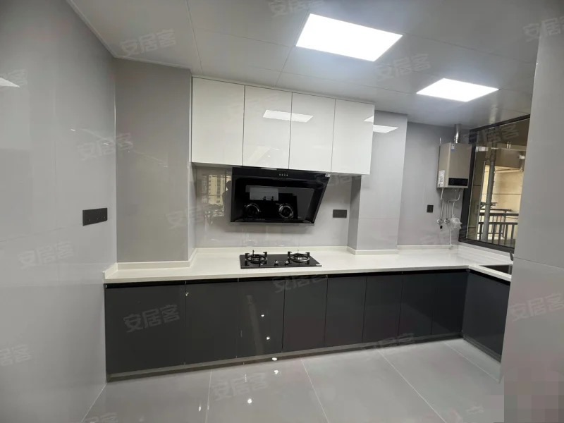 城南，沔街，御湖世家，全新精装三房两卫，湖景房，电梯7楼，老证