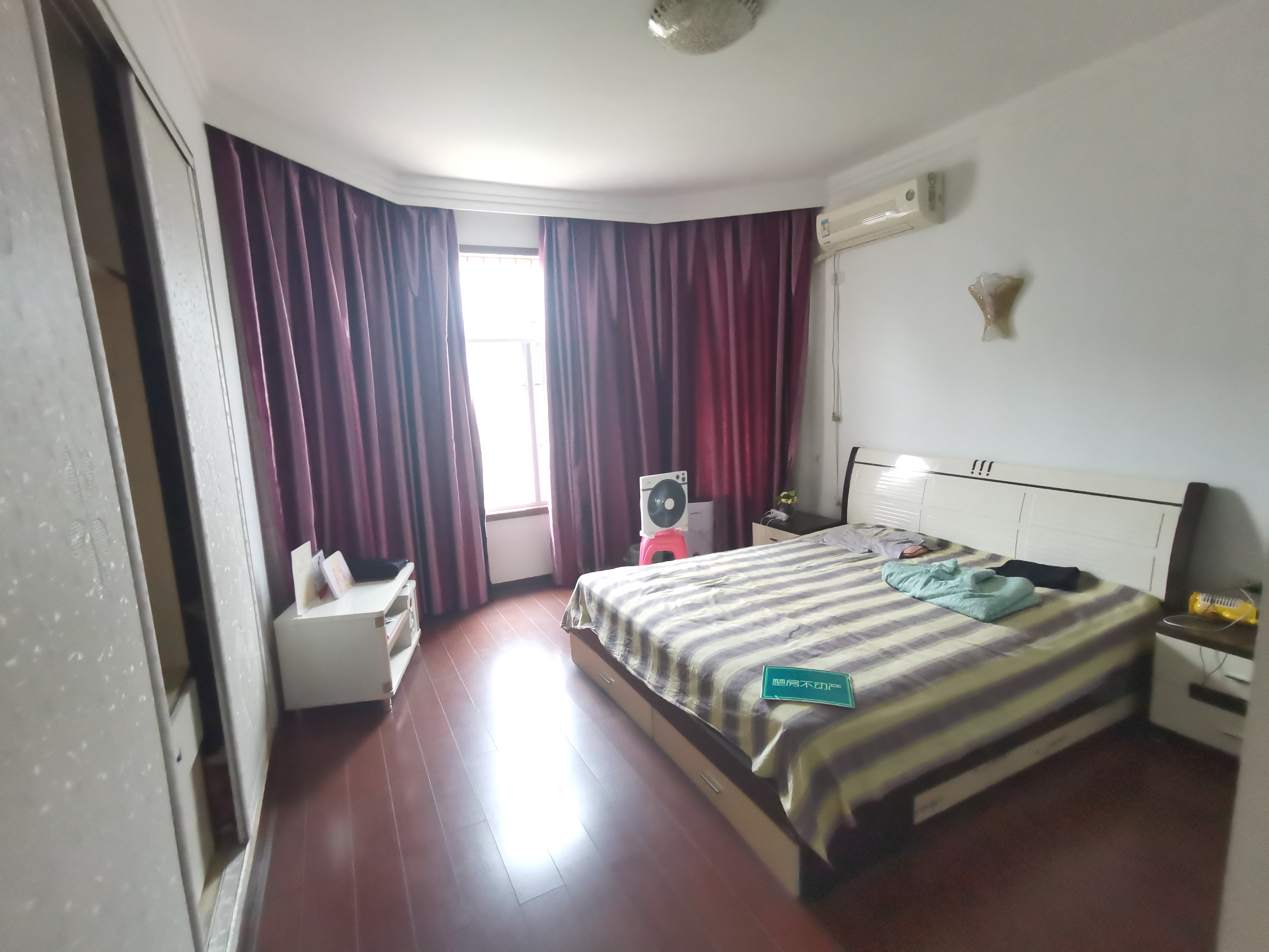 宏运名居精装大三房，少有的错层，房东诚心卖