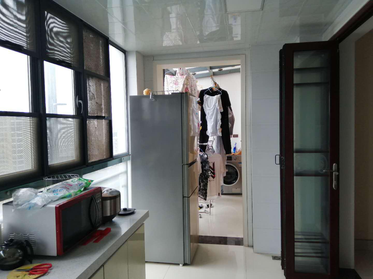 紫禁城精装大三房，客厅餐厅也超大，电梯好楼层