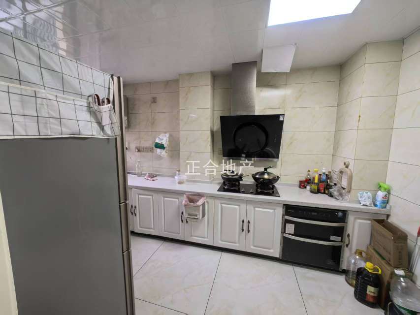 城南，新城壹号，实验三小旁，电梯好楼层，单价5200，精装三房两卫，证满二