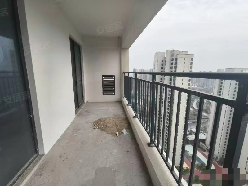 249.，降价了，房东急卖，蓝天花园，电梯28楼，东边户，一梯一户，三房两厅两卫，南北通透