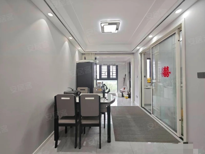 城南，蓝天新城，精装三房，边户，装修成色新，诚心出售，