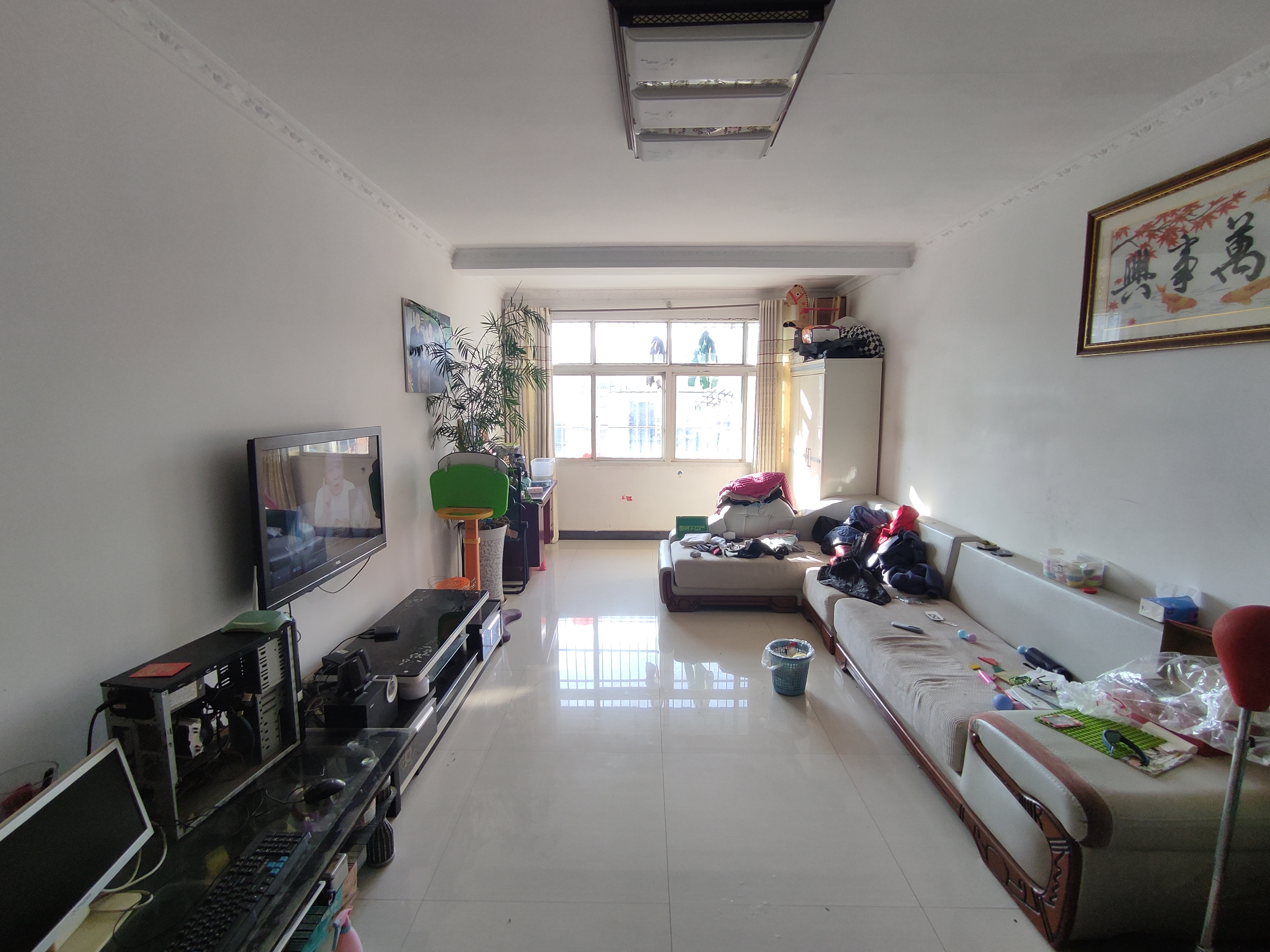 笆娄湾西街 大明园步梯精装大三房 楼层好采光效果棒 出门就是武商购物中心 生活便捷 交通每个方便