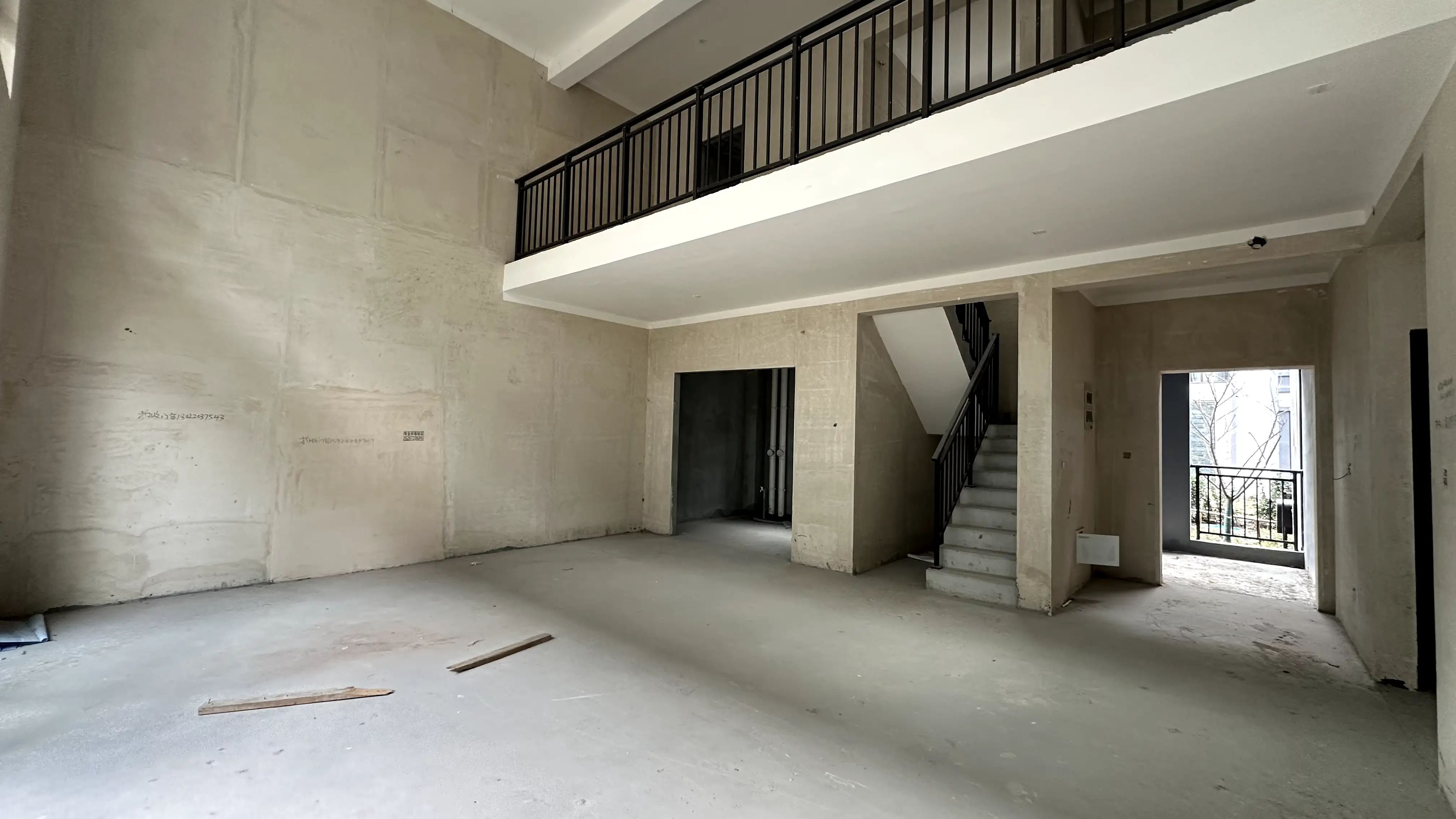 吾‮下悦‬叠，‮车带‬位，实际得房率500多平，上下4层，带院子100＋