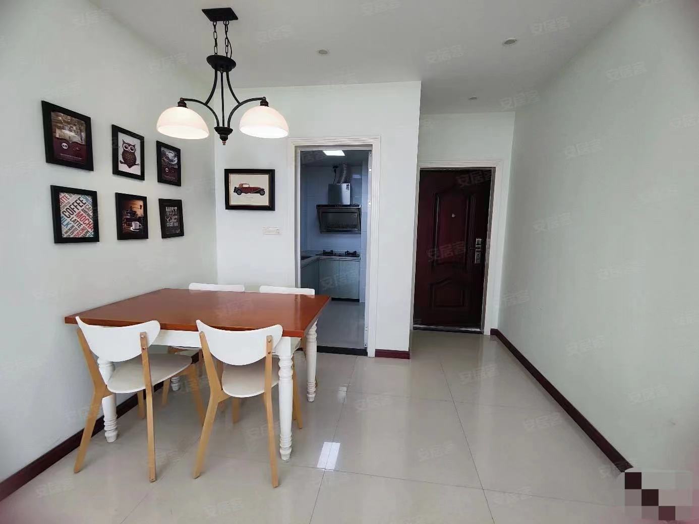 55，房东亏本出，一中正对面，精装2房，保养新，证满二