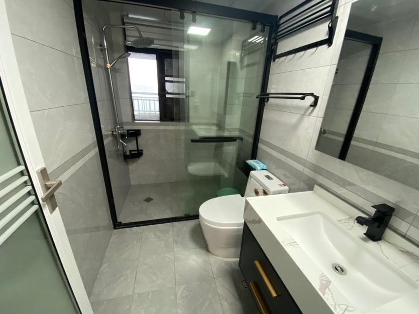 御湖世家全新装修3房送车位！