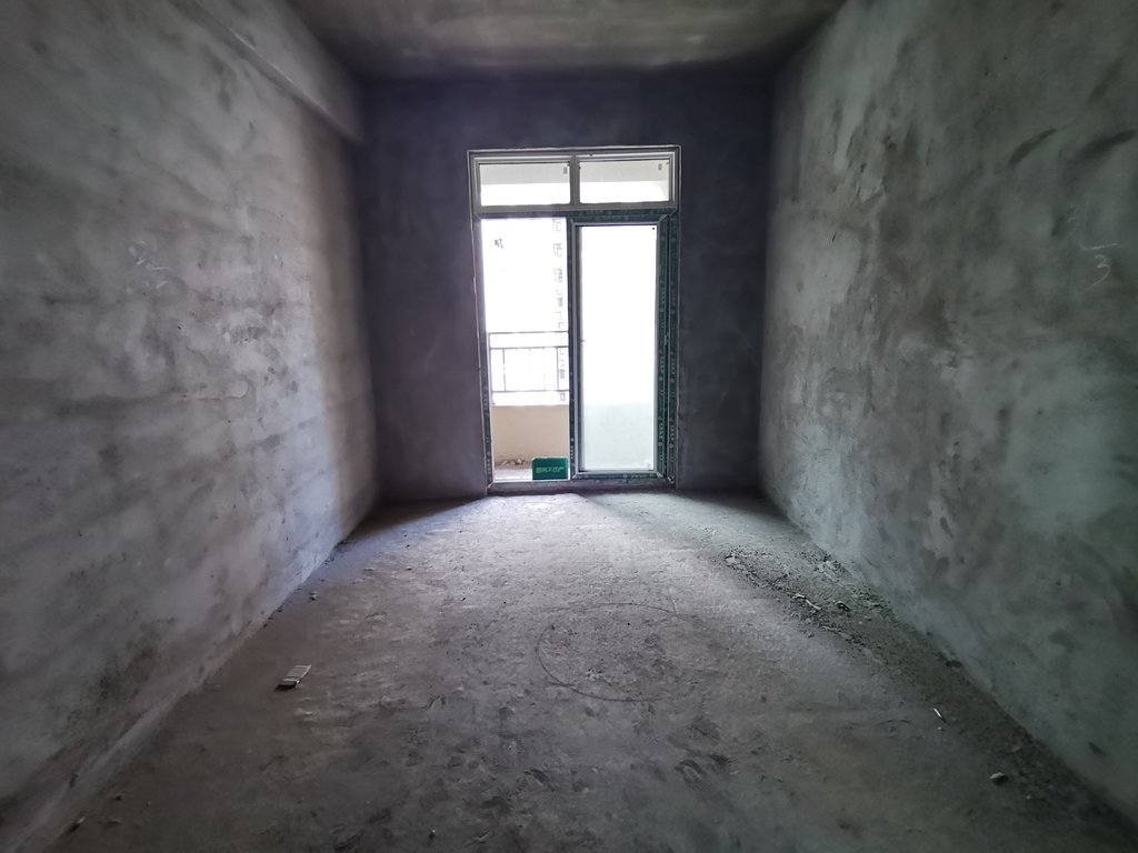 新三中对面元泰未来城好房来啦户型方正通透，娃儿上学近，业主诚意出售