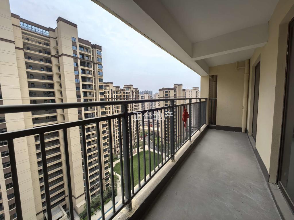 荣怀a区，现房，电梯小高层，好楼层15楼，4开间朝南，68万包满二