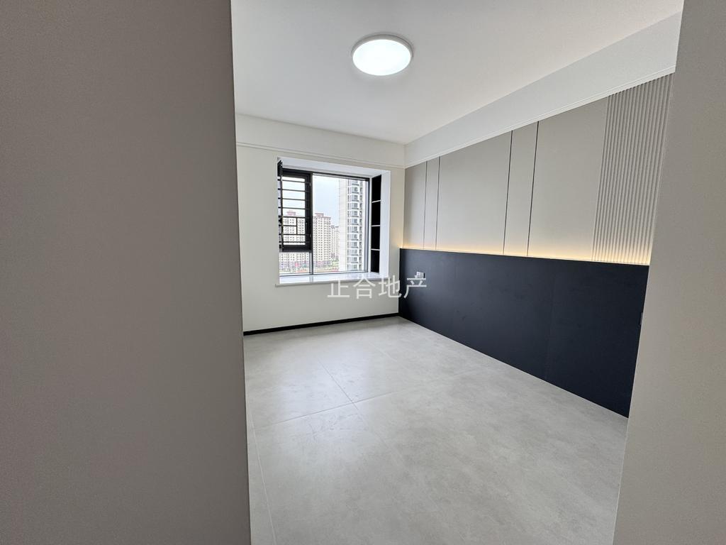 诚心出售，风和日丽，全新装修，电梯好楼层13楼，证满二，南北通透