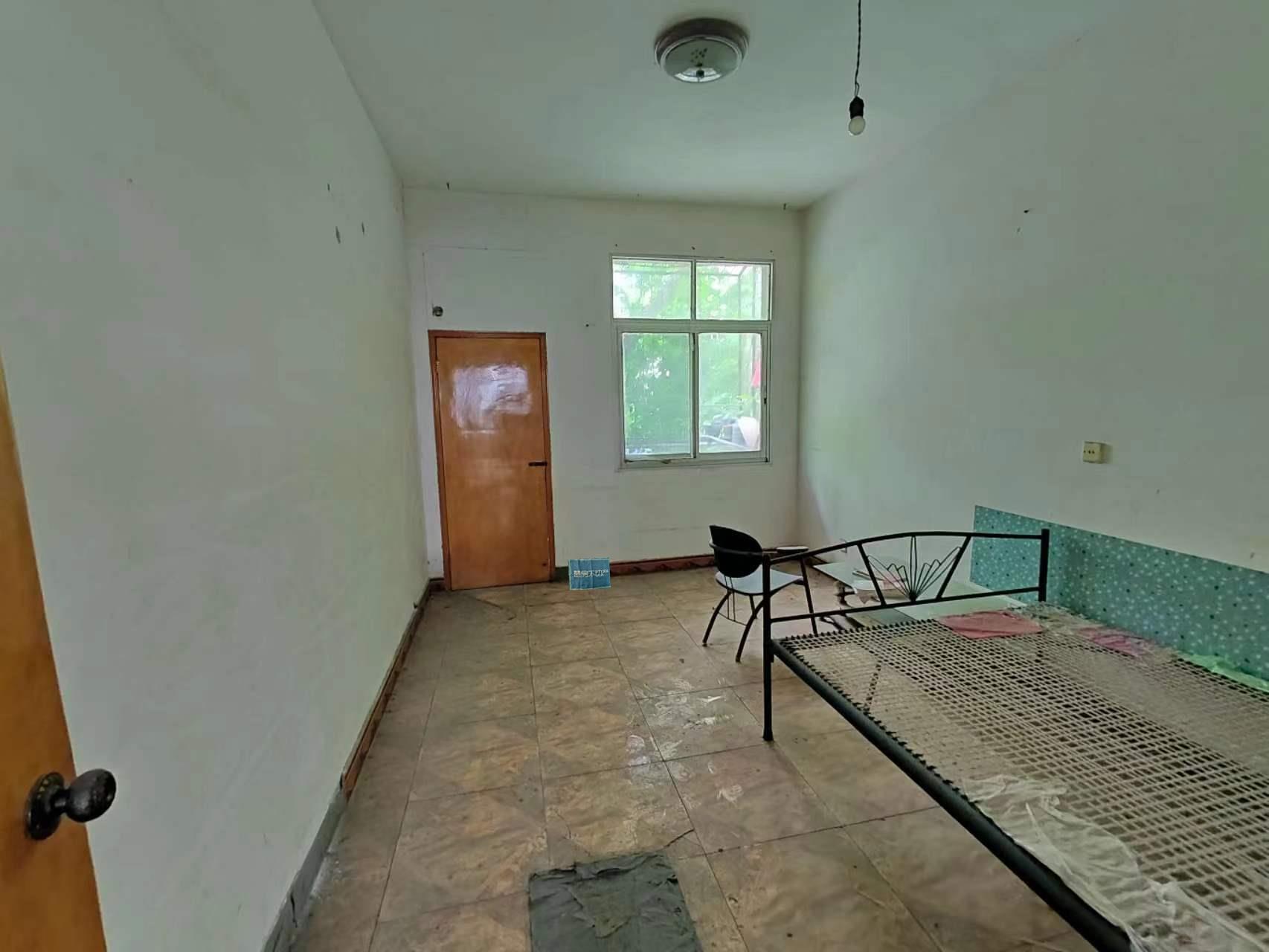 三医院旁边的步梯好楼层，只需要简单大理即可，业主诚意出售