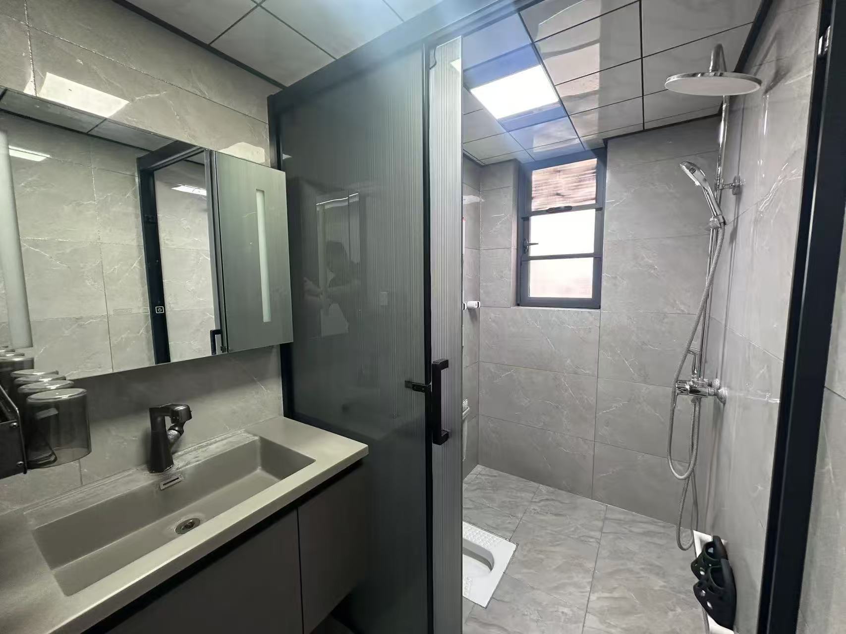 亏本出售，满庭春，边户，双阳台，精装大三房，基本未住，证满二，中间楼层