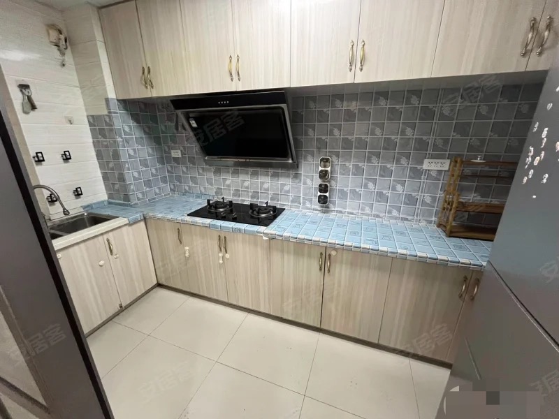 335，城南，森林国际城，精装三房两卫，​电梯好楼层5楼，单价5400,证满二