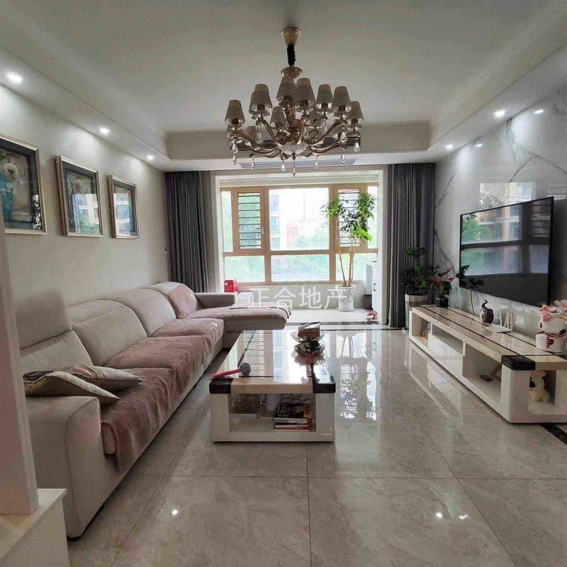 城南新城壹号五期，精装三房，成色新，边户，南北双阳台。证满二