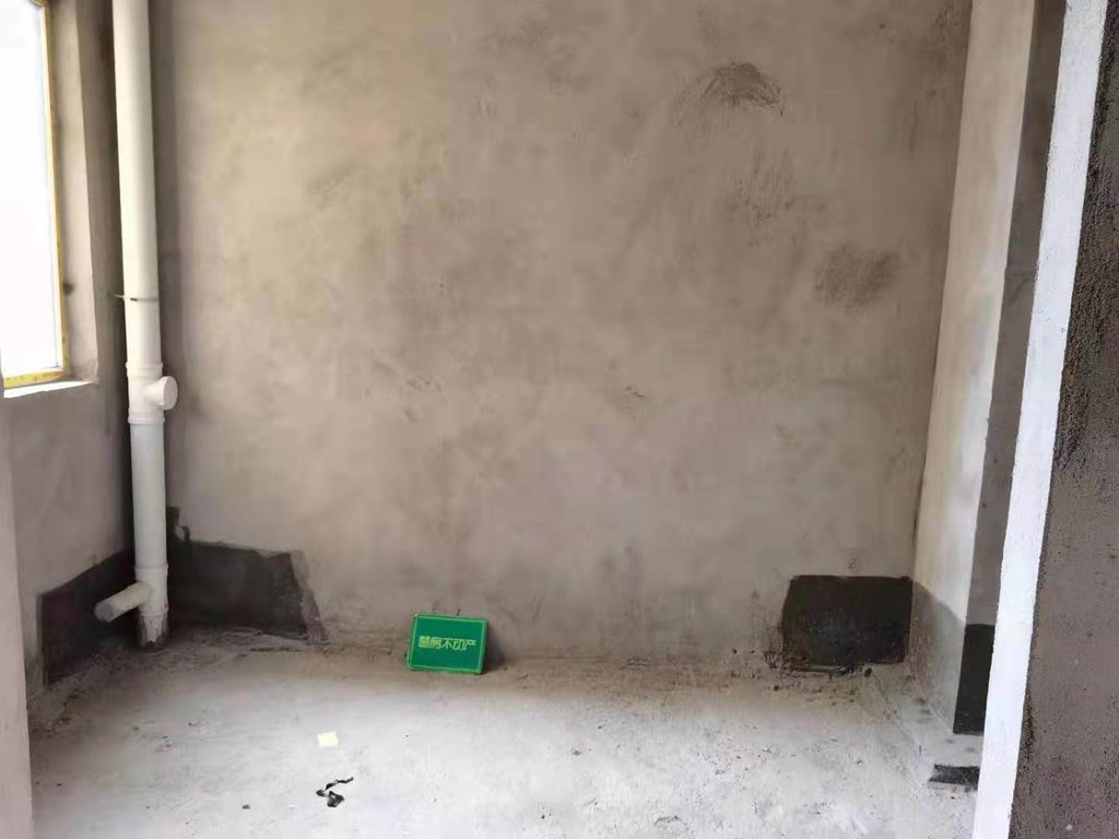 新妇幼旁，晓學新叁仲都在旁，风和日丽，带车位，毛坯四房，菜场就在旁边