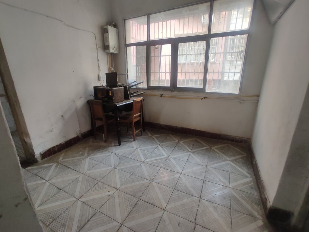 交通路老企管局宿舍.小区有出场好停车.三房房间蛮大.看房方便