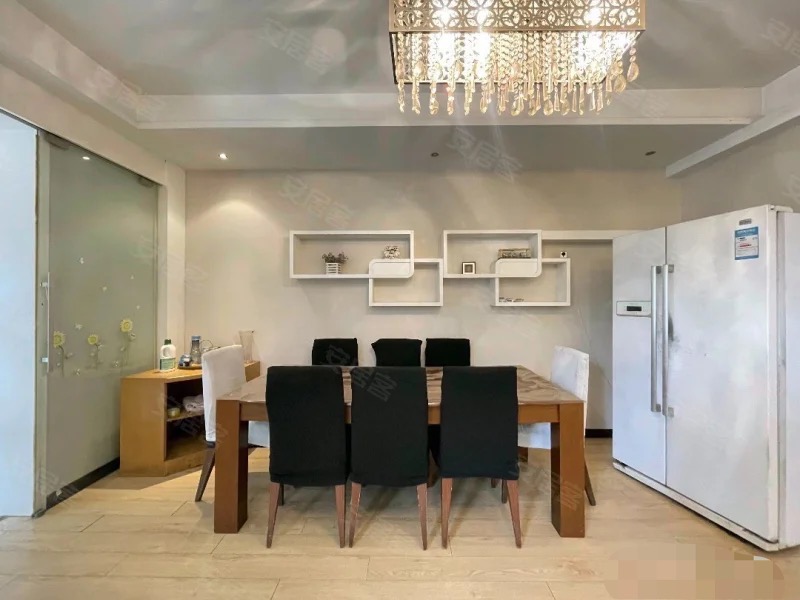 急售，1楼带院子，城南大小区，明珠豪庭。精装四房，电梯洋房，元泰三中