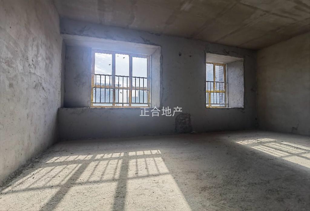 职院旁，天泽园，单价4700，送车位，毛坯三房，电梯小高层，证满二，凤凰层