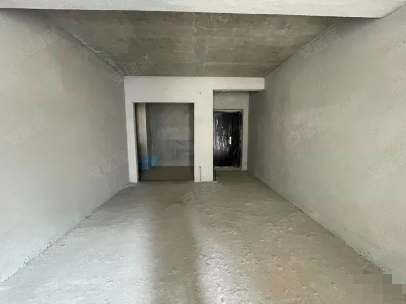 降价了，房东亏本出售，蓝天白云，买房送车位，中间好楼层，毛坯三房，证满二，