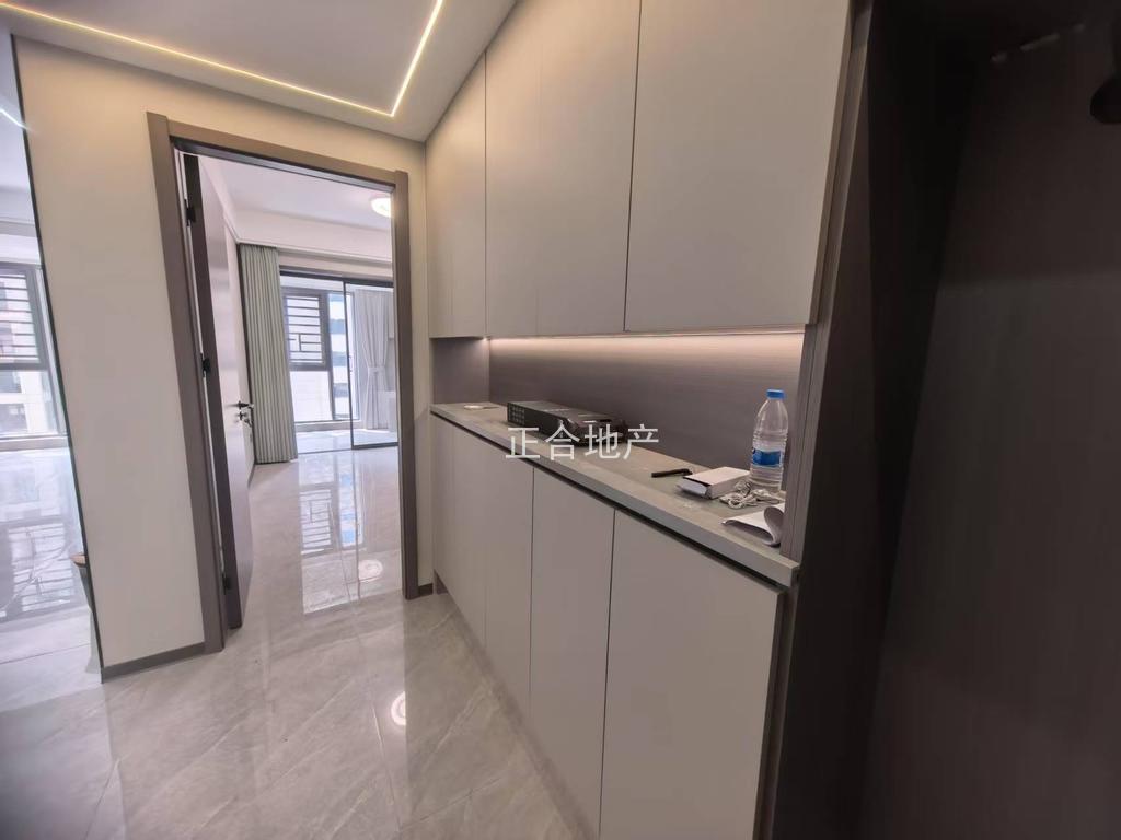 蓝‮花天‬园一‮一梯‬户，精装三房，地暖+中央空调，一‮未天‬住，小高层电梯12楼，双阳台