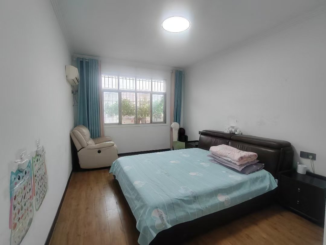 复州花园.精装三房.房子成色新.证件满二.看房方便