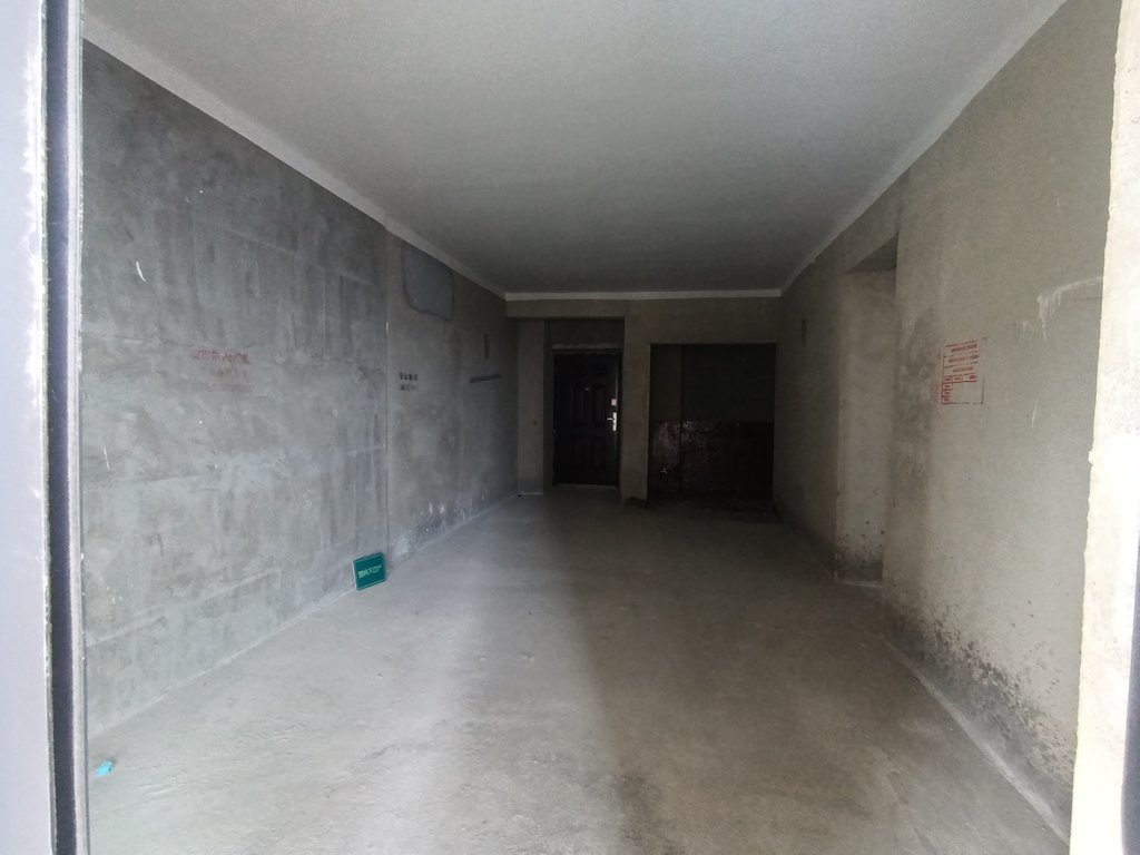 交投满庭春.毛坯三房.小区环境好.看房方便