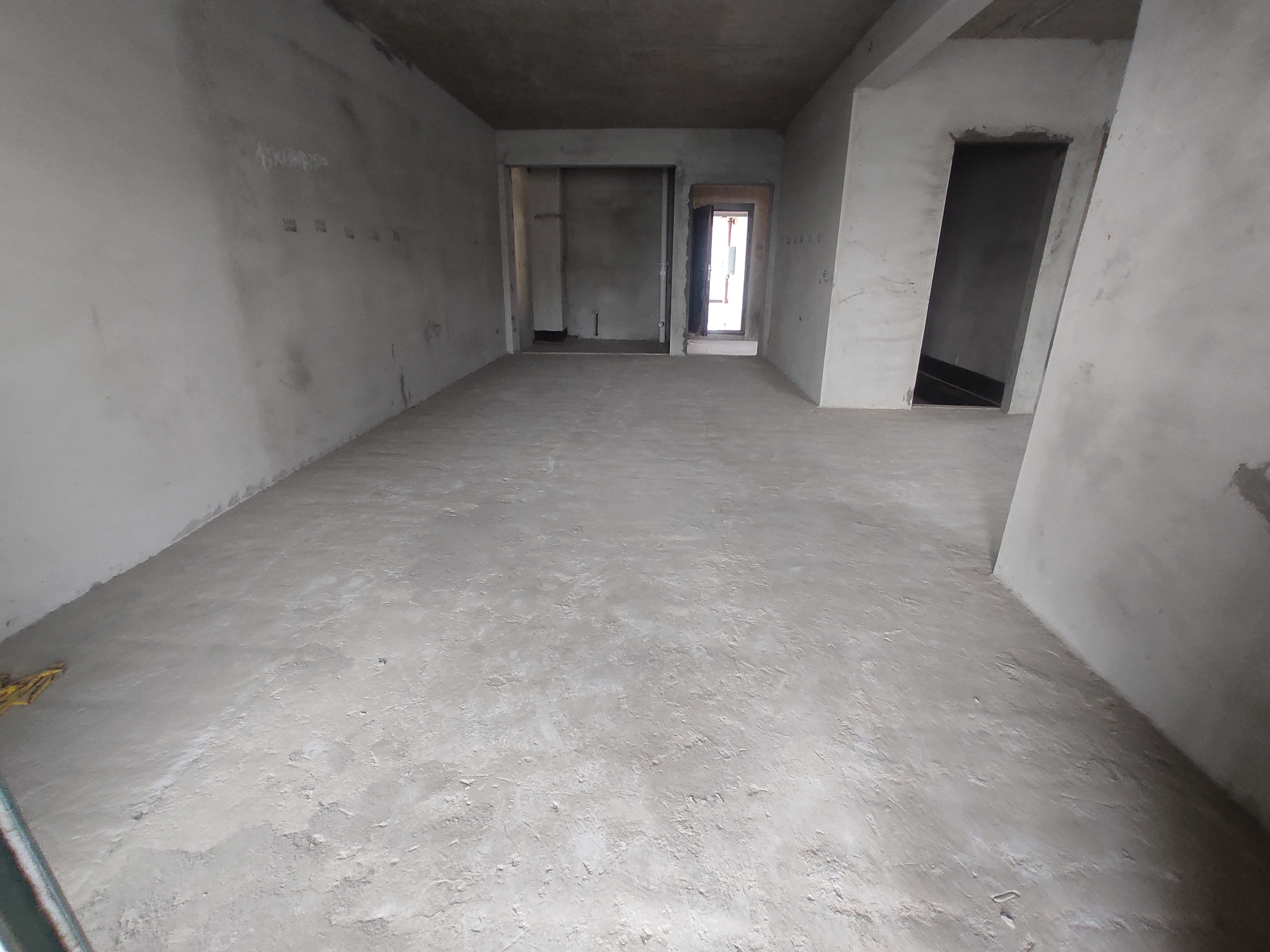 新城一号五期.毛坯三房送路户花园.中间楼层.看房方便