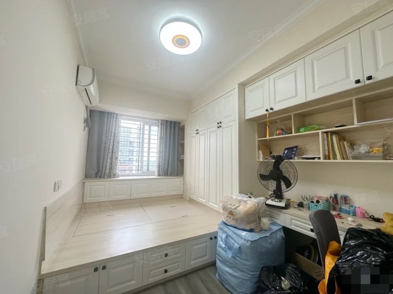 新妇幼对面，鸿昇现代城，精装四房，全屋品牌家具，南北通透，户型方正，采光好