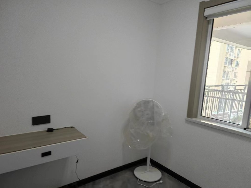 新二中二小对面森林国际城精装小三房精装毛坯价适合出租自住照顾小孩证件满二